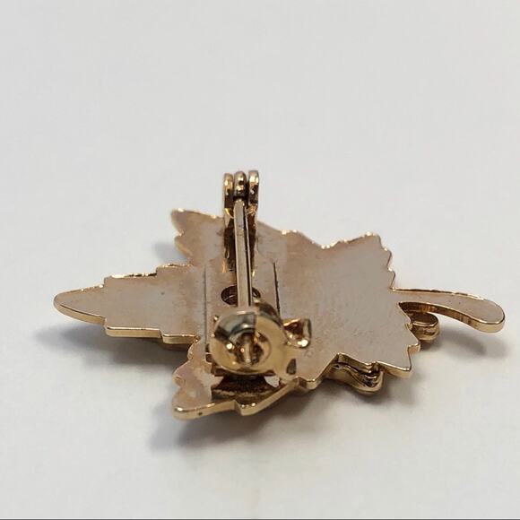 Victoria Canada Maple Leaf Enamel Pin - Picture 3 of 3